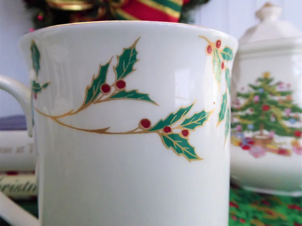 Mug Holly Design 1989 England Christmas Tea 40th Anniversary Boehm 4.25 Inches