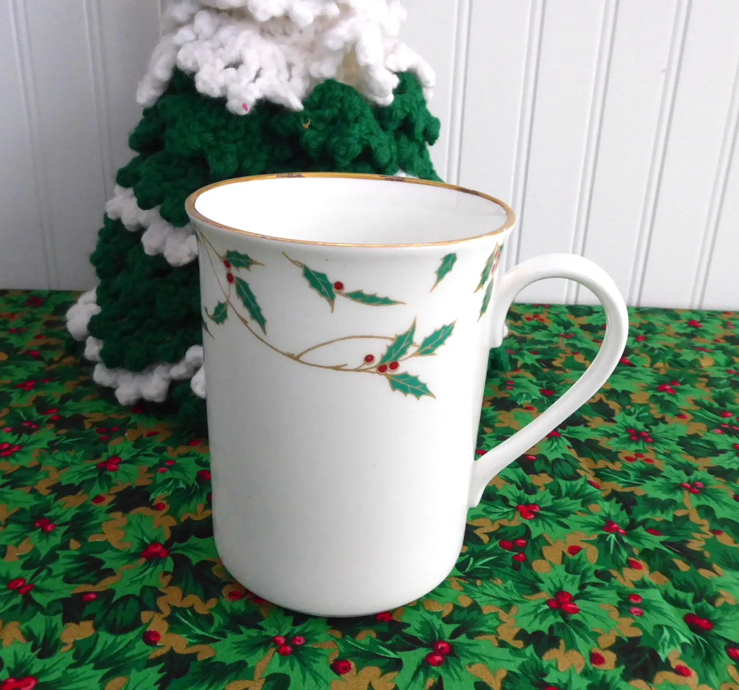 Mug Holly Design 1989 England Christmas Tea 40th Anniversary Boehm 4.25 Inches