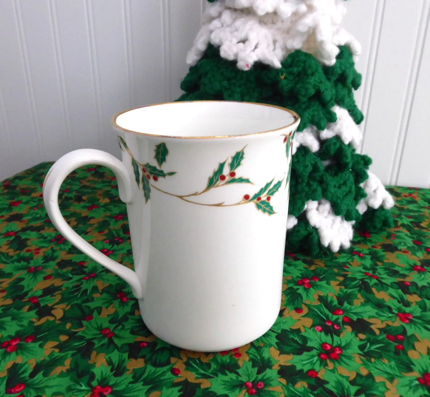 Mug Holly Design 1989 England Christmas Tea 40th Anniversary Boehm 4.25 Inches