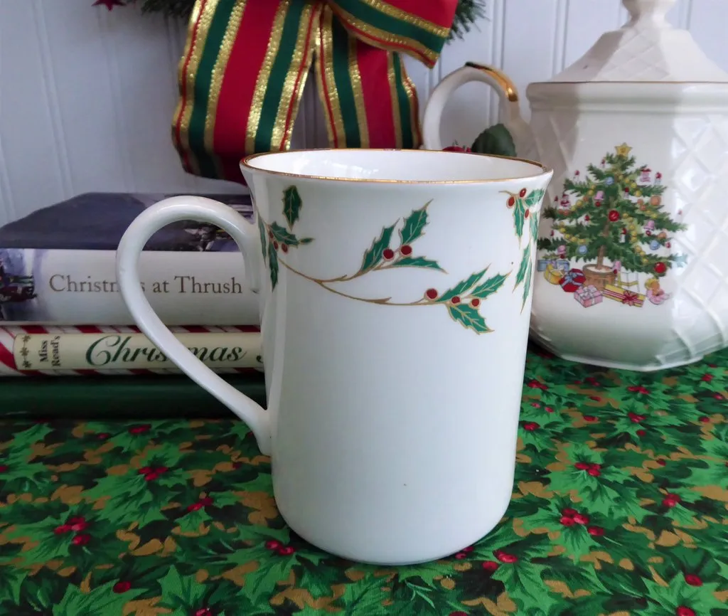 Mug Holly Design 1989 England Christmas Tea 40th Anniversary Boehm 4.25 Inches