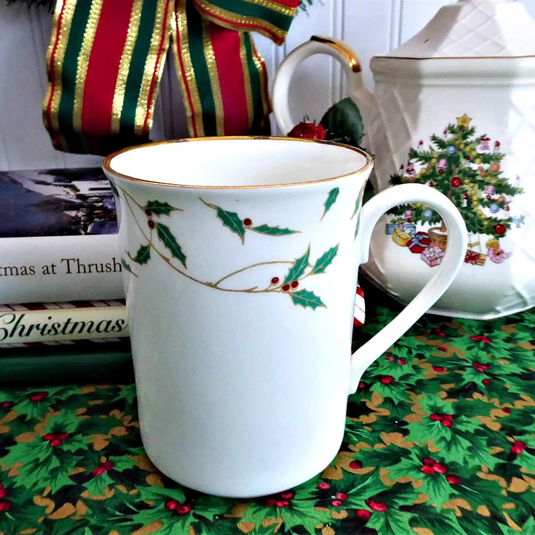 Mug Holly Design 1989 England Christmas Tea 40th Anniversary Boehm 4.25 Inches